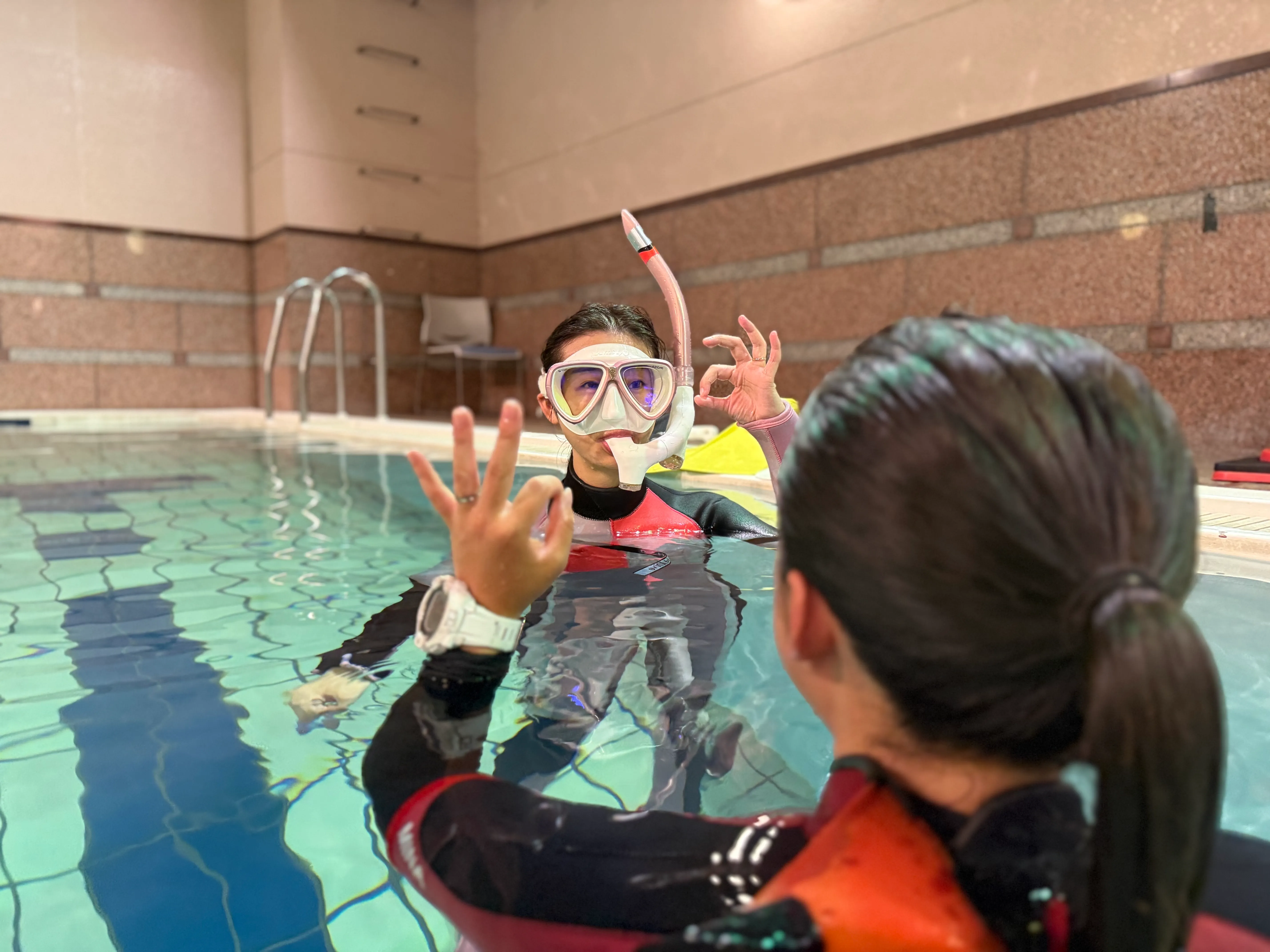 自社温水プールでの体験ダイビングの様子