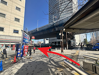 国際センター駅１番出口をでたら泥江町の交差点へ向かいます