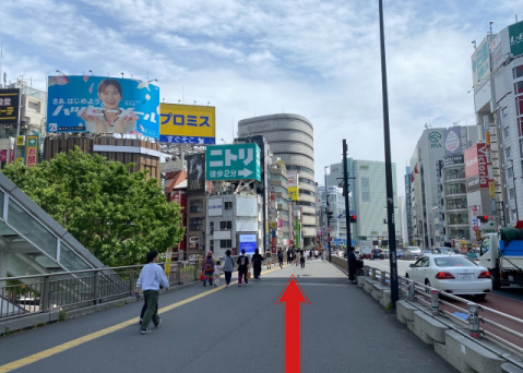 大通り（甲州街道）沿いに直進します