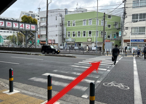 目の前の横断歩道を向こう側へ渡り、左折します。